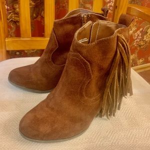 Woman’s Steve Madden brown Chestnut suede fringe ankle zip western boots Sz 7